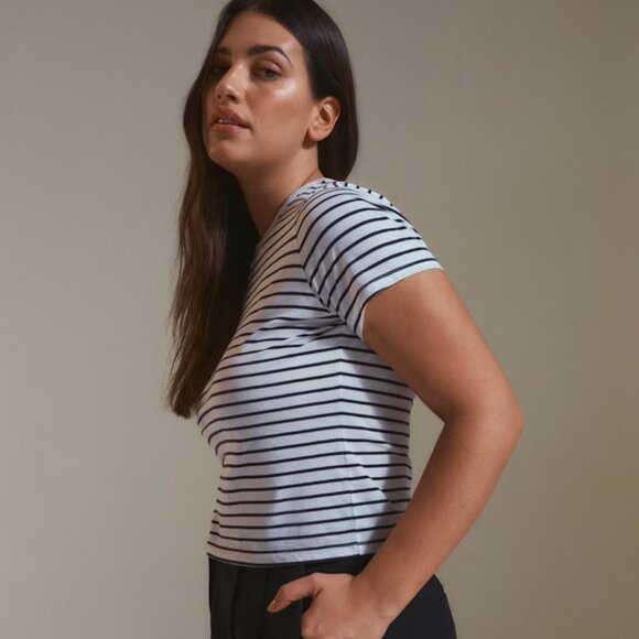 Abercrombie & Fitch Fitted Short Sleeve Skimming Tee - B&W Striped - Medium - Picture 5 of 6